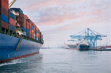 Container ship on river harbor, Tacoma, Washington, USA Photographie de stock - Premium Libres de Droits, Code: 614-08066157