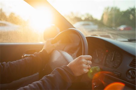 Hands of woman on car steering wheel Photographie de stock - Premium Libres de Droits, Code: 614-08066158