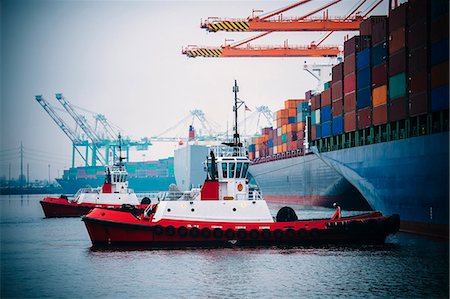 ship being unloaded - Container ship and tugboats in harbor, Tacoma, Washington, USA Photographie de stock - Premium Libres de Droits, Code: 614-08066150