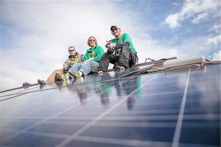 power solution - Construction crew taking  break from installing solar panels on a house Foto de stock - Sin royalties Premium, Código: 614-08066216