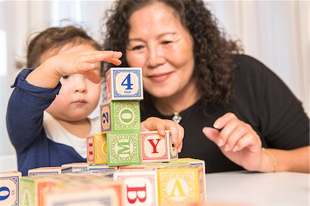 Grandmother and granddaughter building blocks Foto de stock - Sin royalties Premium, Código: 614-08081198