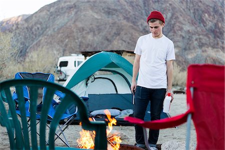 simsearch:614-08081222,k - Young woman looking down at campfire, Anza-Borrego Desert State Park, California, USA Photographie de stock - Premium Libres de Droits, Code: 614-08081223