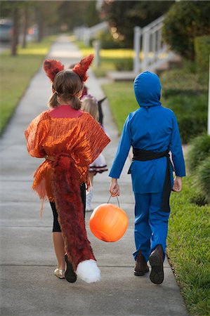 Children going trick or treating Stock Photo - Premium Royalty-Free, Code: 614-08081267