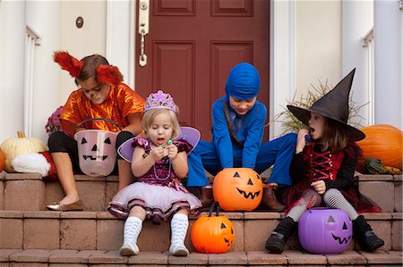 evening boy and girls images - Children enjoying treats on steps Stock Photo - Premium Royalty-Free, Code: 614-08081272