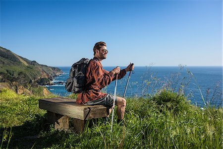 Young male hiker looking out from cliff top bench, Big Sur, California, USA Photographie de stock - Premium Libres de Droits, Code: 614-08119451
