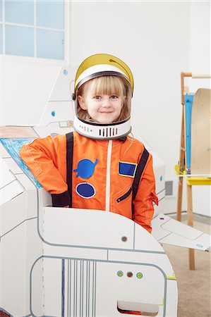 focus, determination - Portrait of young girl, wearing astronaut outfit Photographie de stock - Premium Libres de Droits, Code: 614-08119490