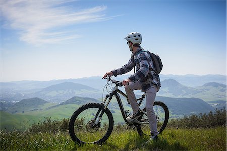 simsearch:400-05730322,k - Cyclist mountain biking, San Luis Obispo, California, United States of America Foto de stock - Royalty Free Premium, Número: 614-08119521