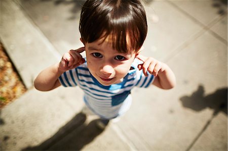 simsearch:614-07735305,k - Portrait of boy putting his fingers in his ears on street Photographie de stock - Premium Libres de Droits, Code: 614-08119537