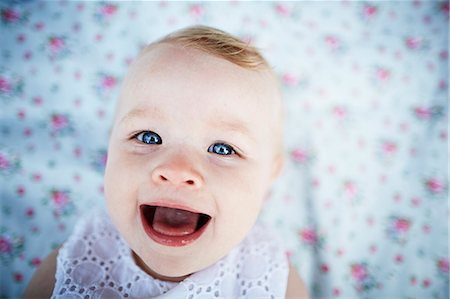 photography baby girl - Portrait of smiling baby girl laying on mat Foto de stock - Sin royalties Premium, Código: 614-08119547