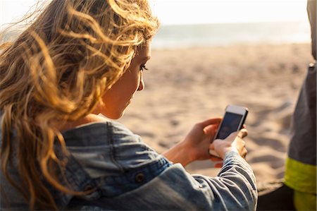 simsearch:614-07911874,k - Woman using smartphone on beach Stockbilder - Premium RF Lizenzfrei, Bildnummer: 614-08119581