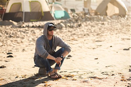 Man at beach camp, Malibu, California, USA Photographie de stock - Premium Libres de Droits, Code: 614-08119618