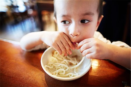 simsearch:632-03848310,k - Boy eating noodles in restaurant Stockbilder - Premium RF Lizenzfrei, Bildnummer: 614-08119627