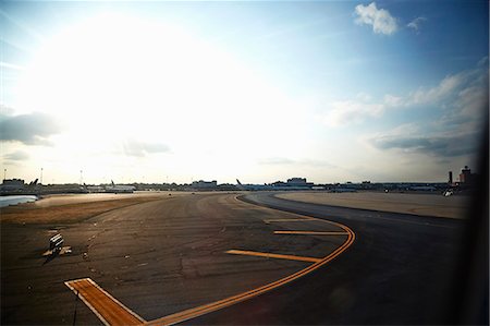 pista de avião - Airport tarmac, Brooklyn, New York, USA Foto de stock - Royalty Free Premium, Número: 614-08119621