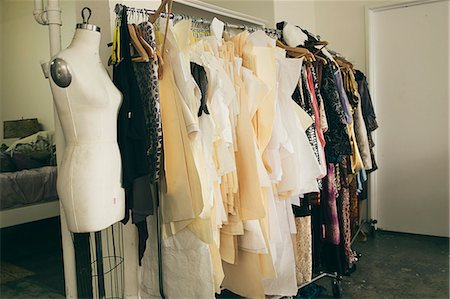 Tailors dummy and clothes rail in fashion studio Photographie de stock - Premium Libres de Droits, Code: 614-08119657