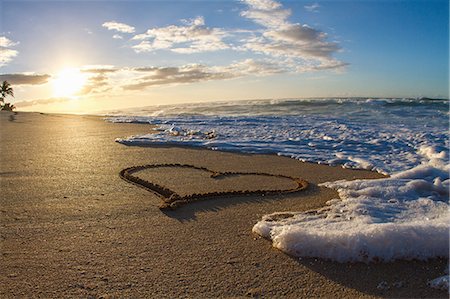 Heart, drawn in sand, sunset Photographie de stock - Premium Libres de Droits, Code: 614-08119729