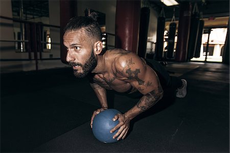 Male boxer doing push up training in gym Foto de stock - Sin royalties Premium, Código: 614-08119879