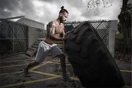 Male boxer training with truck tyre in yard Foto de stock - Sin royalties Premium, Código: 614-08119887