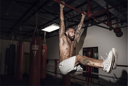 Male boxer training on bar in gym Photographie de stock - Premium Libres de Droits, Code: 614-08119894