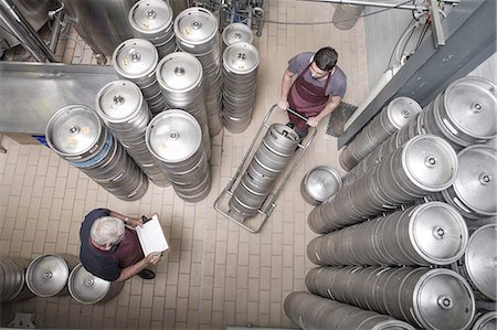 food factory - Brewers moving kegs in brewery Photographie de stock - Premium Libres de Droits, Code: 614-08119908