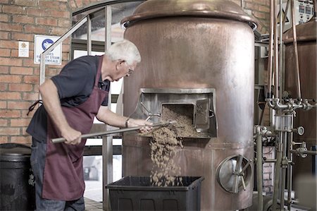 Brewer cleaning a copper kettle in the brewery Photographie de stock - Premium Libres de Droits, Code: 614-08119901