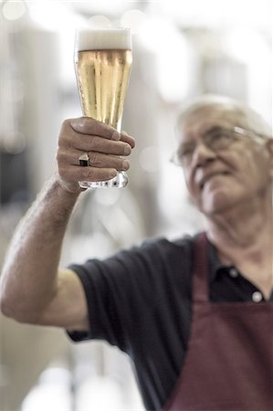 Brewer in brewery holding up a glass of beer Foto de stock - Sin royalties Premium, Código: 614-08119919