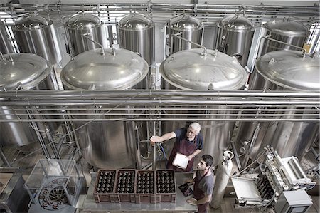 food factory - Brewers in brewery Photographie de stock - Premium Libres de Droits, Code: 614-08119910