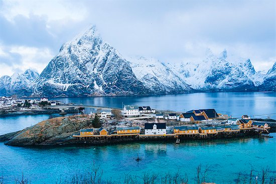 The fishing village of Reine, Lofoten, Norway Foto de stock - Sin royalties Premium, Código de la imagen: 614-08119982