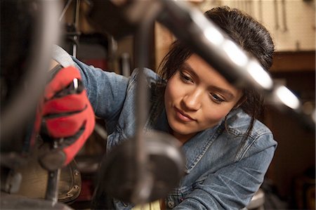 Female mechanic working on motorcycle in workshop Photographie de stock - Premium Libres de Droits, Code: 614-08126562