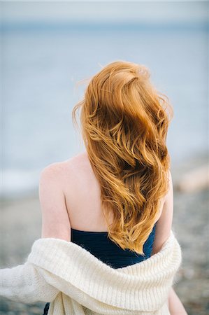 Rear view of young woman with long red hair looking out to sea, Bainbridge Island, Washington State, USA Photographie de stock - Premium Libres de Droits, Code: 614-08126671