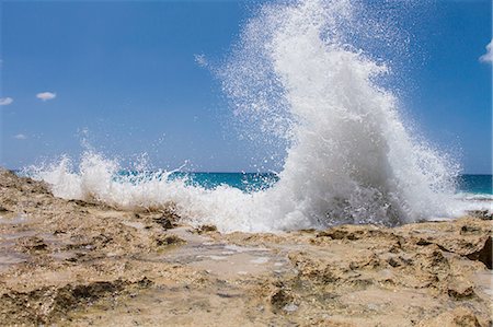 Ocean wave on rocks Stock Photo - Premium Royalty-Free, Code: 614-08126696