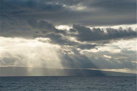 seascape - Seascape of storm clouds and sunbeams, Maui, Hawaii Foto de stock - Sin royalties Premium, Código: 614-08126713