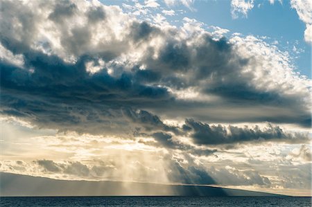 Seascape of sunbeams and storm clouds, Maui, Hawaii Stock Photo - Premium Royalty-Free, Code: 614-08126720