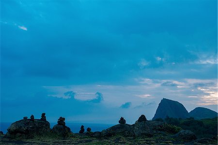 Silhouetted boulders and stacked rocks, Maui, Hawaii Photographie de stock - Premium Libres de Droits, Code: 614-08126722