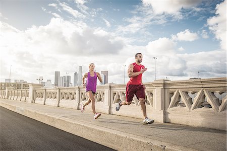 simsearch:649-07520929,k - Male and female runners running across bridge, Los Angeles, California, USA Photographie de stock - Premium Libres de Droits, Code: 614-08126733