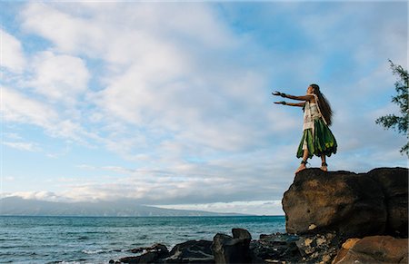 Woman hula dancing on top of coastal rocks wearing traditional costume, Maui, Hawaii, USA Foto de stock - Sin royalties Premium, Código: 614-08126755