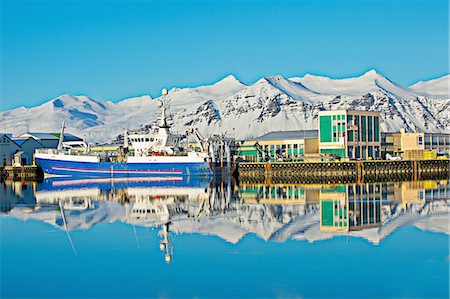 View of harbor fishing boats and snow covered mountains, Hofn, Iceland Photographie de stock - Premium Libres de Droits, Code: 614-08126791