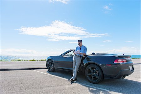 parc de stationnement - Young businessman at coastal parking lot reading paperwork Photographie de stock - Premium Libres de Droits, Code: 614-08126817