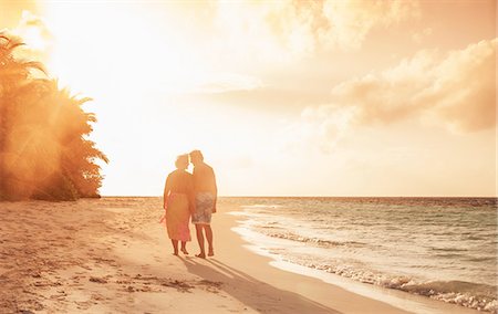 simsearch:614-08126829,k - Senior couple on beach at sunset, Maldives Stockbilder - Premium RF Lizenzfrei, Bildnummer: 614-08126821
