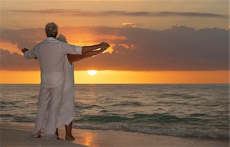 Senior couple on beach at sunset Foto de stock - Sin royalties Premium, Código: 614-08126834