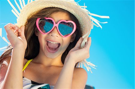 sun glasses summer - Girl wearing sunglasses and straw hat Photographie de stock - Premium Libres de Droits, Code: 614-08126871