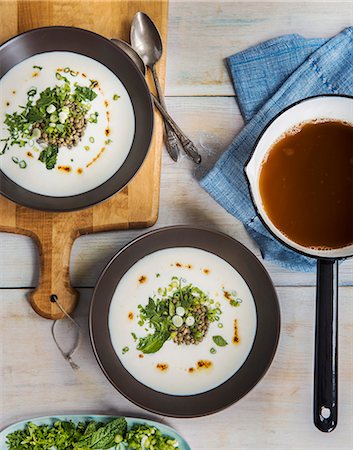 simple meal - Overhead view of soup in saucepan and salad with lentils Photographie de stock - Premium Libres de Droits, Code: 614-08120010