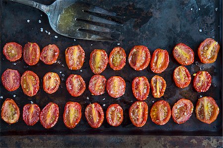 simsearch:614-08876147,k - Overhead view of rows of halved roasted tomatoes on baking tin Photographie de stock - Premium Libres de Droits, Code: 614-08120013