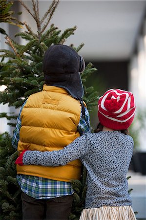 Girl and boy carrying christmas tree Stock Photo - Premium Royalty-Free, Code: 614-08120081