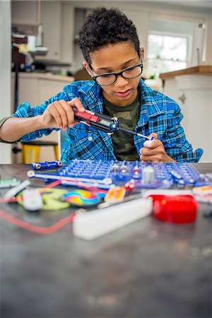 Boy working on science project at home Photographie de stock - Premium Libres de Droits, Code: 614-08148320