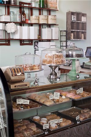 pasteles - Vegan, allergy-friendly pastries and cakes on display Foto de stock - Sin royalties Premium, Código: 614-08148346