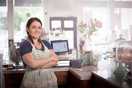 dueña - Bakery owner with arms crossed behind counter Foto de stock - Sin royalties Premium, Código: 614-08148349