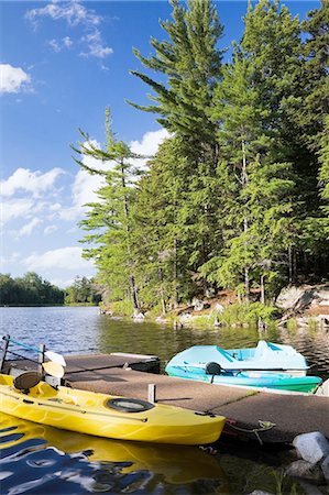 Kayaks and paddle boat tied to dock on lake, Quebec, Canada Foto de stock - Sin royalties Premium, Código: 614-08148365