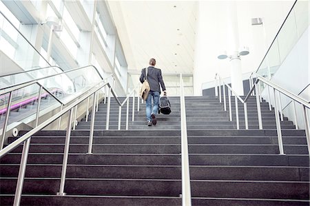 simsearch:614-08148390,k - Businessman on business trip going up stairs, New York, USA Foto de stock - Sin royalties Premium, Código: 614-08148392