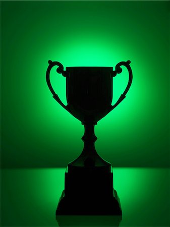 primer lugar - Silhouetted trophy with green background Foto de stock - Sin royalties Premium, Código: 614-08148457