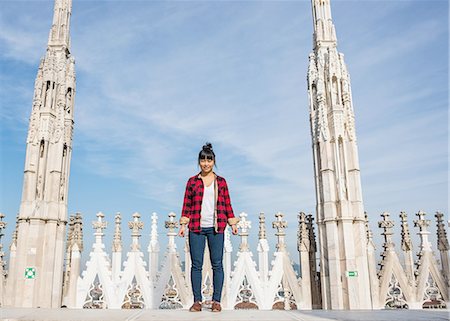 simsearch:614-08148474,k - Woman standing on roof of Duomo Cathedral, Milan, Italy Fotografie stock - Premium Royalty-Free, Codice: 614-08148459